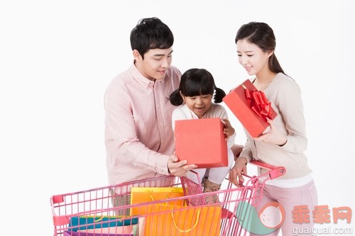 白色背景,人,亚洲人,室内,家庭_gic12817190_parents shopping with their kid_创意图片_Getty Images China