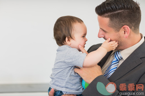 6到11个月,白人,25岁到29岁,室内,家_gic11158638_Businessman touching cheek of baby boy at home_创意图片_Getty Images China