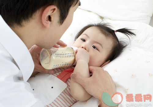 家庭,躺,喂养,父母,人_gic11275962_Father giving milk to baby,Korean_创意图片_Getty Images China