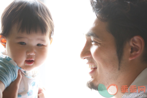 家庭生活,单亲家庭,父亲,儿子,独生子女家庭_gic12517116_Father holding baby son_创意图片_Getty Images China