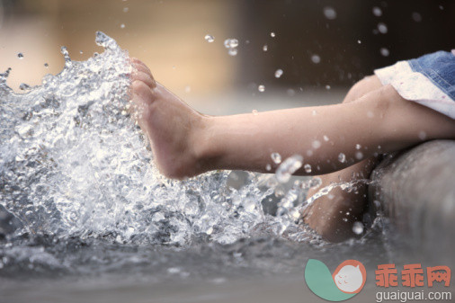 人,休闲装,自然,12到17个月,户外_96502541_Barefoot girl splashing water_创意图片_Getty Images China