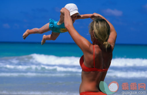 休闲活动,摄影,户外,家庭,父母_71626778_Mother swinging baby on Varadero Beach, Varadero, Cuba_创意图片_Getty Images China