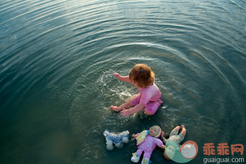 人,婴儿服装,玩具,度假,12到17个月_126163861_High angle view of a baby girl playing in water_创意图片_Getty Images China