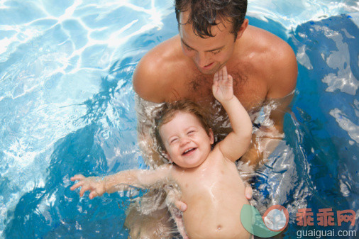 人,户外,30岁到34岁,快乐,游泳_103405615_A man and a baby boy in a swimming pool_创意图片_Getty Images China
