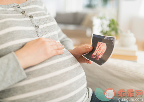 人,沙发,人生大事,技术,健康保健_482143975_Pregnant Japanese woman holding ultrasound image_创意图片_Getty Images China