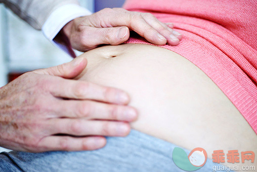 人,健康保健,室内,办公室,怀孕_562434819_Pregnant Woman In Consultation with Doctor, Abdominal Exam_创意图片_Getty Images China