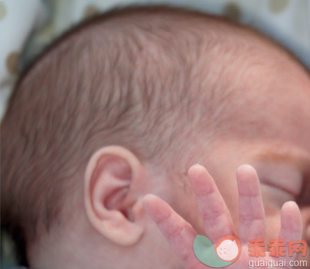 人,室内,人的头部,手,白人_137725082_Newborn baby hand and ear_创意图片_Getty Images China
