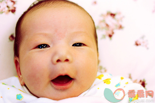 人,婴儿服装,床,室内,卧室_163593901_smiling baby_创意图片_Getty Images China