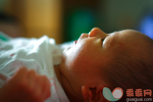 人,婴儿服装,室内,白昼,可爱的_144758562_Close-up of new born baby_创意图片_Getty Images China