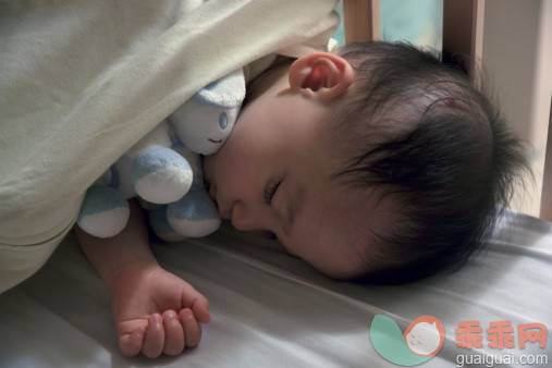 人,婴儿服装,床,室内,毛绒玩具_117039523_baby boy sleeping with stuffed animal_创意图片_Getty Images China