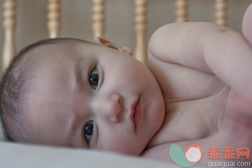 人,室内,白人,躺,休息_113370158_Baby in his crib_创意图片_Getty Images China