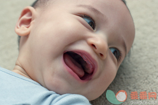 人,婴儿服装,室内,白人,笑_115331470_Laughing baby_创意图片_Getty Images China