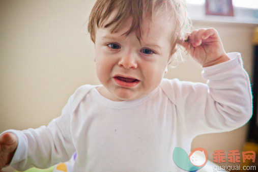 人,休闲装,婴儿服装,T恤,室内_138115465_Tired little boy_创意图片_Getty Images China