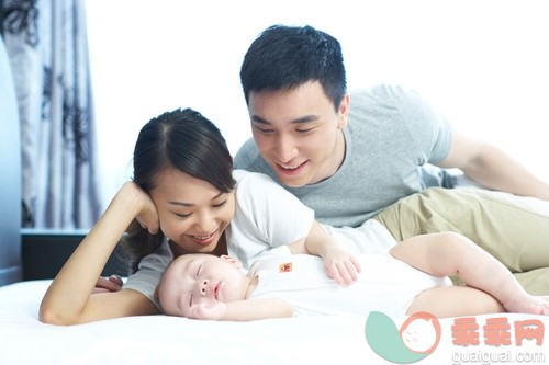 家庭,白昼,躺,仰卧,斜躺着_gic7096900_a couple looking at a sleeping baby_创意图片_Getty Images China