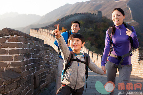 年轻双亲,健康生活方式,伸手指,旅行,度假_66207a957_一家人到长城旅游_创意图片_Getty Images China