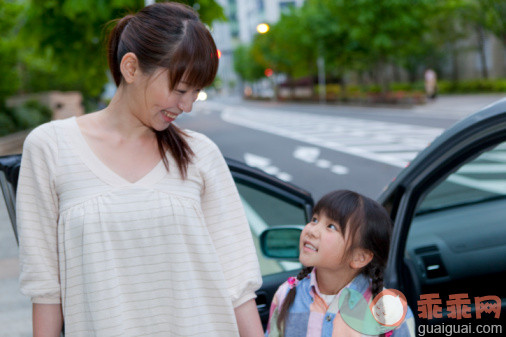 人,休闲装,路,运输,户外_97394372_Mother and daughter standing by car, smiling, close-up_创意图片_Getty Images China