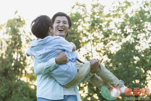 娱乐,人,生活方式,度假,户外_gic18601295_Father holding up his son and laughing,_创意图片_Getty Images China