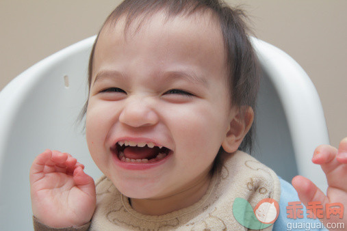 人,婴儿服装,室内,白人,坐_113240590_Boy laughing_创意图片_Getty Images China