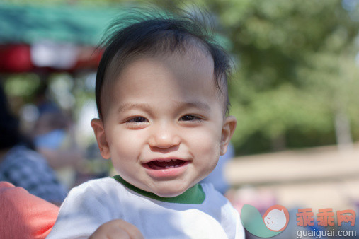 人,休闲装,户外,白人,微笑_134261583_Happy baby at picnic_创意图片_Getty Images China