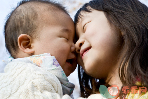 人,休闲装,婴儿服装,户外,满意_151652854_Brother and sister_创意图片_Getty Images China