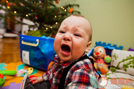 人,休闲装,包,玩具,室内_132287782_Child crying_创意图片_Getty Images China