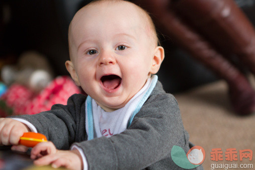 人,婴儿服装,12到17个月,室内,快乐_140284593_Portrait of baby boy_创意图片_Getty Images China