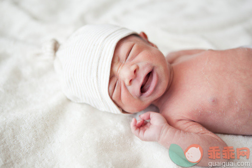 人,帽子,室内,哭,白色_149355124_New Born Baby_创意图片_Getty Images China