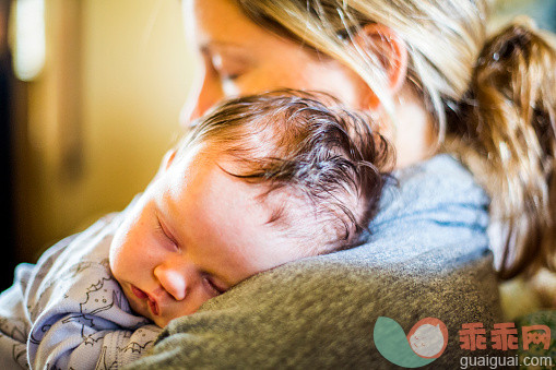 人,室内,30岁到34岁,深情的,白人_554370521_Caucasian mother holding sleeping baby son_创意图片_Getty Images China