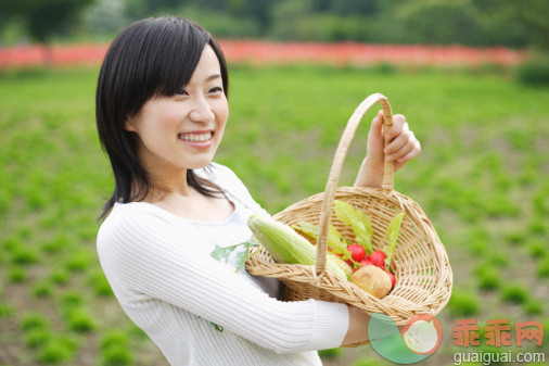 人,衣服,食品,农业,度假_83666169_Young smiling woman holding vegetables basket_创意图片_Getty Images China