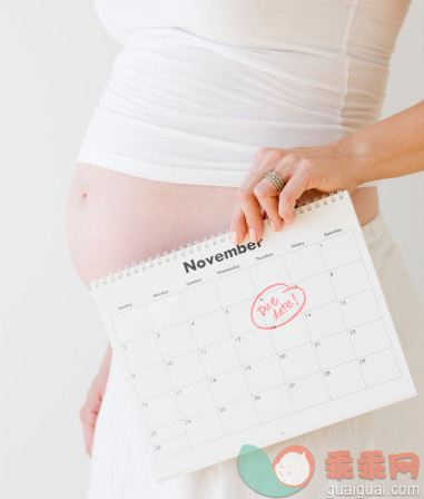 人,衣服,人生大事,健康保健,文字_83781415_Pregnant Woman Holding Calendar, Due Date Circled_创意图片_Getty Images China