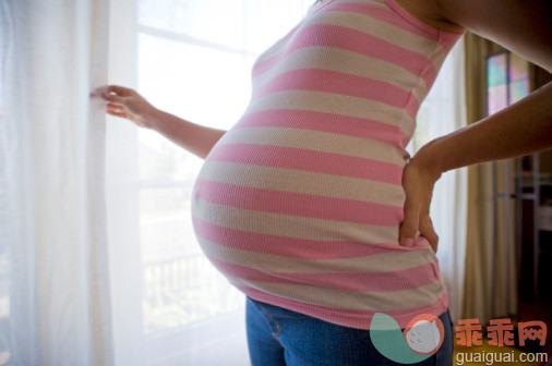 摄影,人,室内,中间部分,腹部_90437782_close-up, very pregnant woman's belly_创意图片_Getty Images China