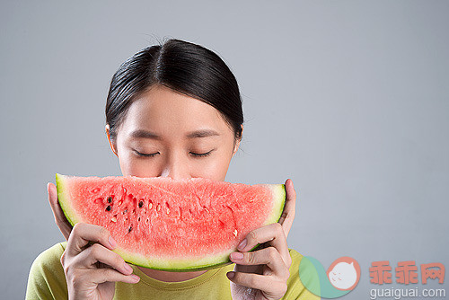 西瓜,吃,水果,夏天,有机食品_d17e2ae49_Young woman eating watermelon_创意图片_Getty Images China