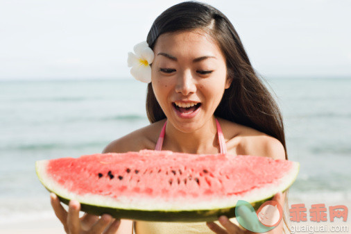 概念,饮食,健康食物,主题,休闲活动_78096187_View of a young woman eating watermelon_创意图片_Getty Images China