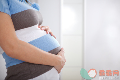 人,休闲装,人生大事,影棚拍摄,室内_157695428_Pregnant belly_创意图片_Getty Images China