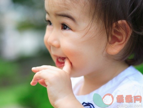 人,12到17个月,户外,棕色头发,白人_74227678_Close-up of a baby girl with her finger in her mouth_创意图片_Getty Images China