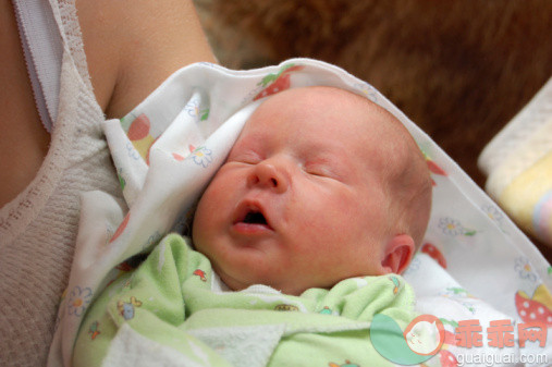 人,婴儿服装,室内,中间部分,白人_100956007_Baby_创意图片_Getty Images China