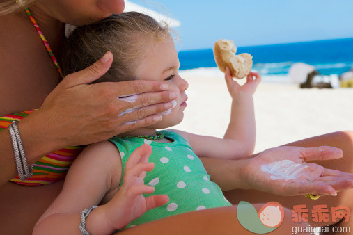 白色,人,泳装,生活方式,度假_142550011_Woman applying suntan lotion to her daughter,Cabo San Lucas,Mexico_创意图片_Getty Images China