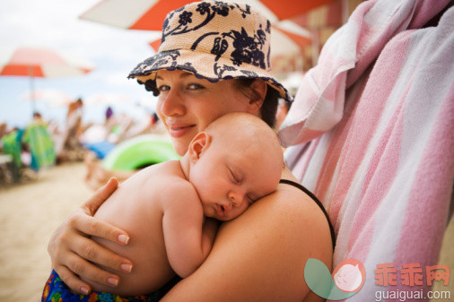 人,化妆用品,度假,户外,沙滩椅_85308924_Mother and sleeping baby at the beach_创意图片_Getty Images China