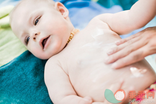 人,半装,户外,人体,四肢_93420467_Sunscreen is being applied to baby, Munich, Bavaria, Germany_创意图片_Getty Images China