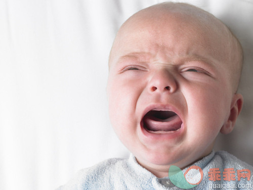 连身衣,蓝色,紧身衣裤,白人,衣服_gic14767856_Baby-boy crying_创意图片_Getty Images China