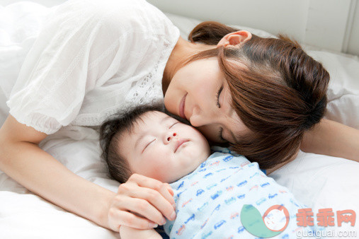 人,休闲装,床,室内,25岁到29岁_488609389_Mother and baby boy sleeping together in bed_创意图片_Getty Images China