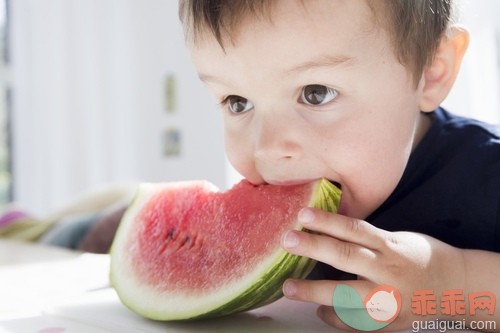 12到23个月,白人,可爱的,吃,喂养_gic14794749_Little boy (12-23 months) eating watermelon_创意图片_Getty Images China