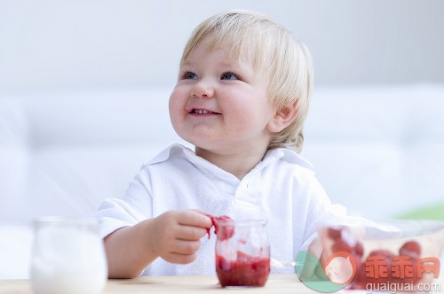 婴儿食品,浆果,吃,食品,头发颜色_gic7687388_A small child eating squashed strawberries_创意图片_Getty Images China