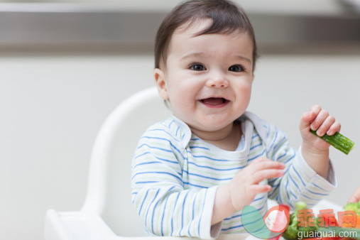 人,衣服,装饰物,食品,椅子_145073720_Baby boy eating healthy vegetables_创意图片_Getty Images China