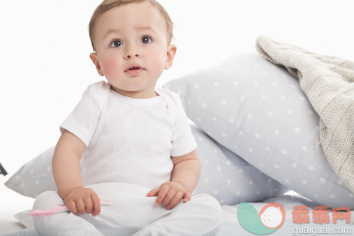 人,牙刷,床,12到17个月,四分之三身长_152829725_Baby sitting on couch_创意图片_Getty Images China