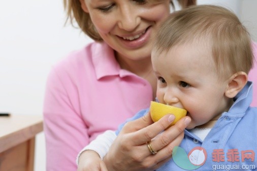 饮食,摄影,尝,手,家庭_71242499_Mother feeding son with a lemon_创意图片_Getty Images China
