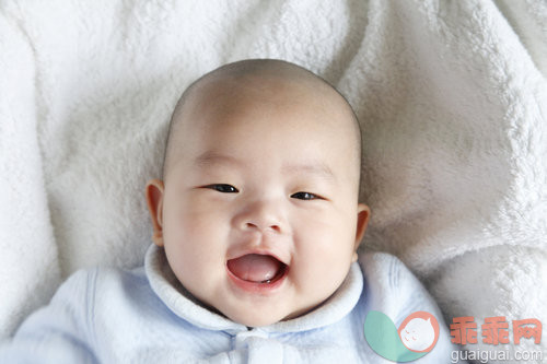皮肤,手,四肢,白昼,白色背景_a832f589b_笑着的男婴_创意图片_Getty Images China