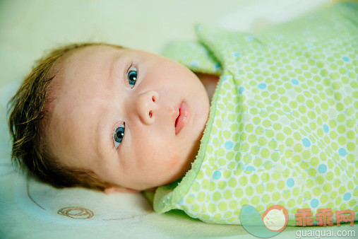 人,2到5个月,室内,人的眼睛,棕色头发_533768095_Caucasian baby boy swaddled in blanket_创意图片_Getty Images China