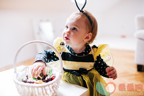 生活方式,室内,古服装,篮子,白人_gic14195916_Little bee is ready for the Halloween_创意图片_Getty Images China