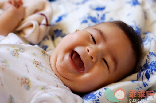 人,婴儿服装,床,室内,快乐_150762591_Baby boy_创意图片_Getty Images China